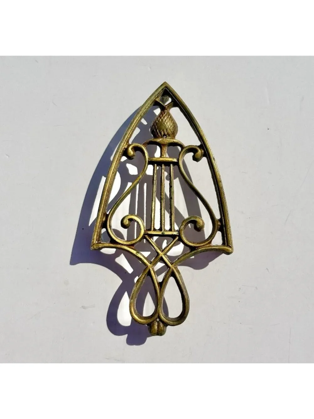 Vtg Original VIRGINIA METALCRAFTERS Brass Sad Iron Trivet Pineapple Lyre 9-21